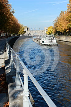Promenade le long du quai Notre-Dame ÃÆÃâÃâÃÂ  Tournai en Belgique en automne avec le Pont des trous en perspective photo